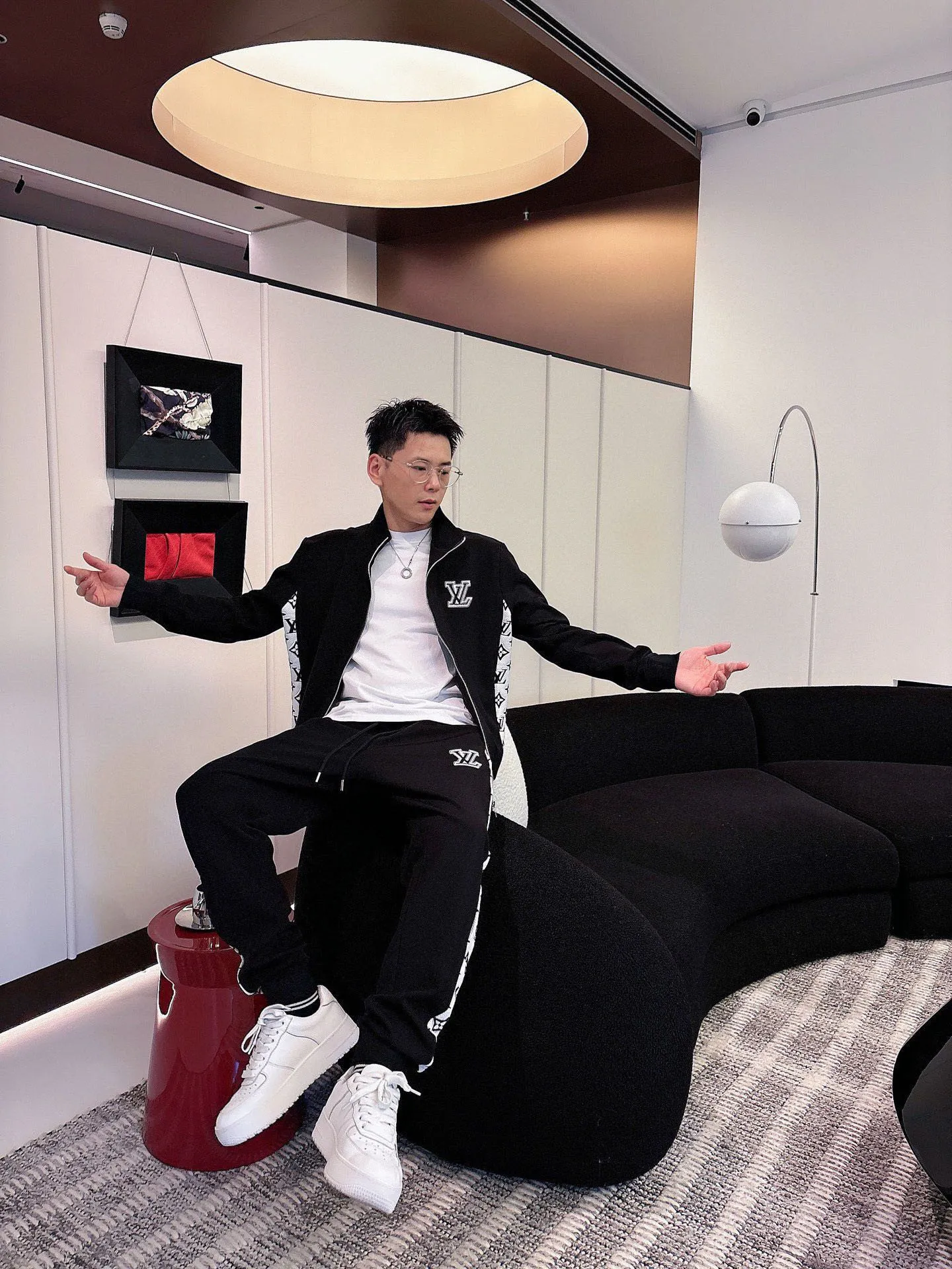 🅿️720 [LV Louis Vuitton] hot-selling suit is coming. Focus on the original version of the official website. 2025 new hot-selling cardigan and sweatshirt suit. The original order is the best. 🇭🇰The meticulous work of top designers. Just for a fitting and perfect upper body effect. All-natural high-quality Tencel Roman cotton 100%, close-fitting comfort, noble and elegant! Original hardware embodies elegance and nobility! Counter size: M-3XL (maximum wear up to 190 pounds)